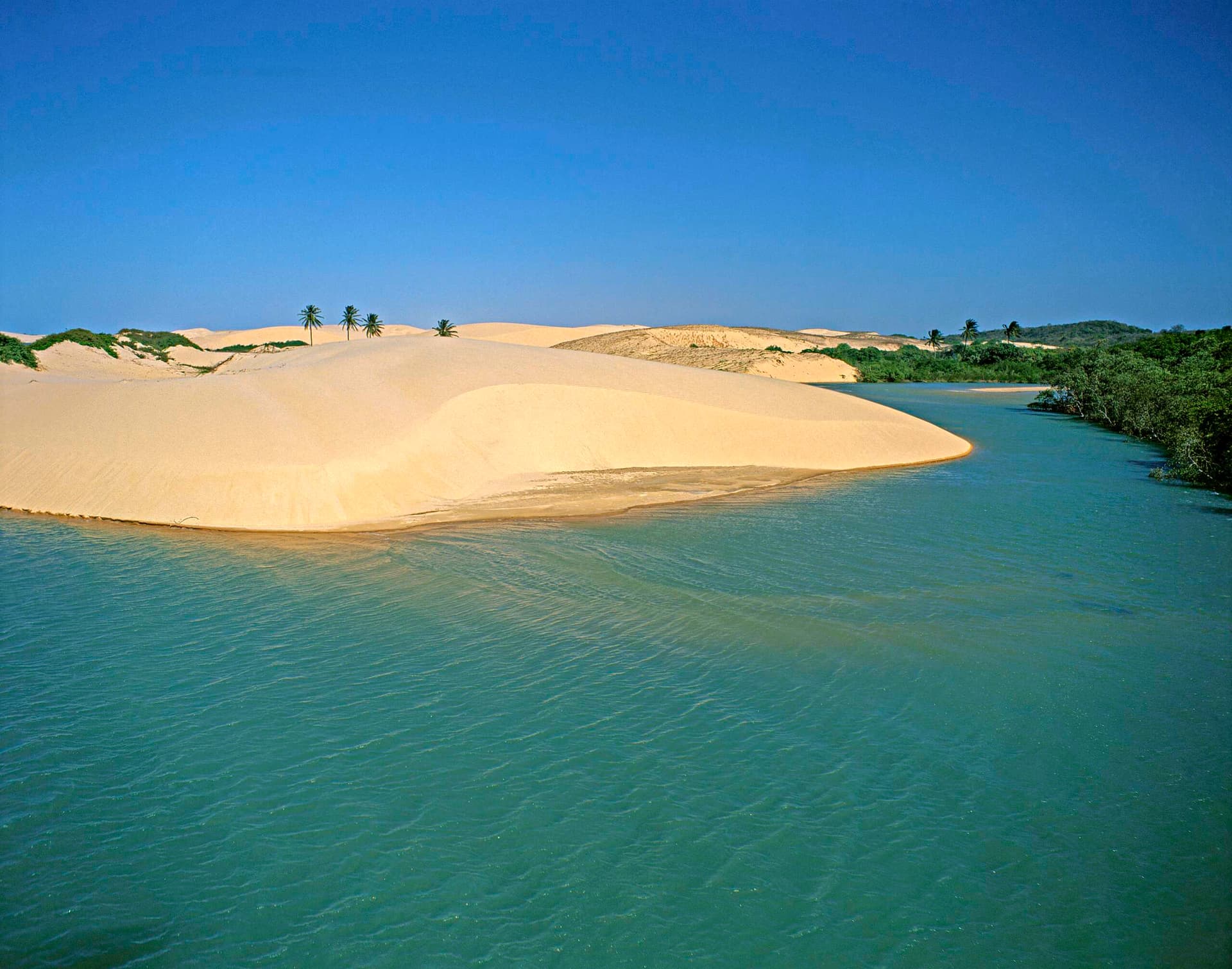 Encontro do Rio Mundaú com o mar em Trairi