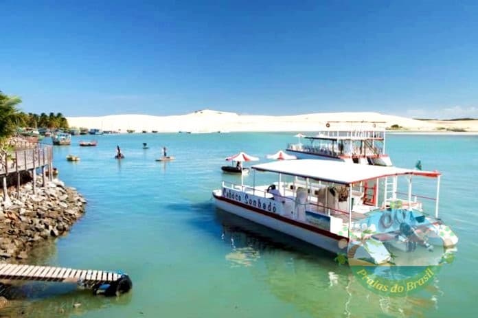 Passeio de catamarã no Rio Mundaú no Ceará